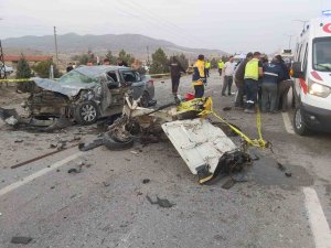 Otomobillerin Hurdaya Döndüğü Kazada 3 Kişi Yaralandı