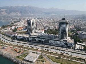 87 Metrelik İki Kuleye Sahip Yapı, İzolatör Olmamasına Rağmen Yerinden Oynamadı