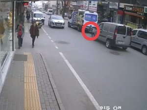 Yolun Karşısına Geçmek İsteyen Çocuğa Otomobil Çarptı