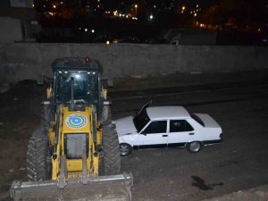 Epilepsi Nöbeti Geçiren Sürücü Kapalı Yola Düşerek İş Makinesine Çarptı