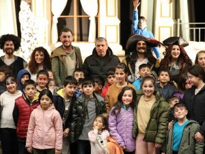 Depremzede Aileler Ve Çocuklar Tiyatro İle Moral Buldu