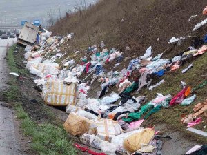 Samsun’da Tır Kazası: Giysiler Yola Saçıldı