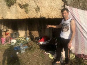 Evi Yıkılan Depremzede Mağarada Yaşıyor