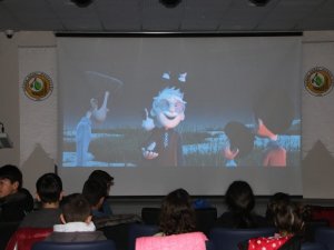 Depremzede Çocuklar Çizgi Film İle Moral Buldu