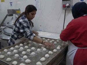 Lise Fırınında Depremzedeler İçin Günlük 35 Bin Ekmek Üretiliyor