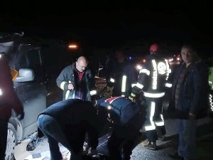 Tomruk Yüklü Kamyona Arkadan Çarpan Otomobil Sürücüsü Hayatını Kaybetti