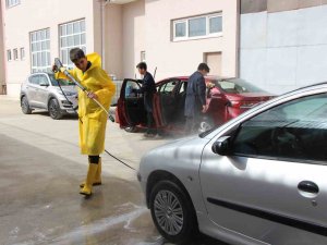 Liselilerden Oto Servis: Araç Yıkama 50 Tl
