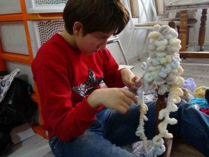 Depremzede Çocuklar ’Üşümesin’ Diye Kullanabildiği İki Parmağıyla Atkı Ördü