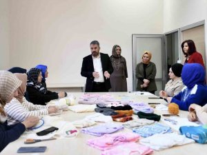 Pursaklar’da Kadınlar Depremzedeler İçin Kıyafet Örüyor