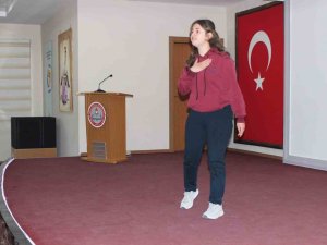 Menteşe’de İ̇stiklal Marşı’nı Güzel Okuma Yarışmasında Dereceye Giren Öğrenciler Ödüllendirildi