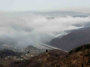 Bolu Dağı’nda Sis Ve Sağanak Yağış Etkisini Gösteriyor