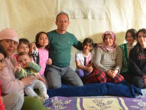 Çadırda Yaşayan Depremzede Aile, Yaşadıkları Deprem Dehşetini Anlattı
