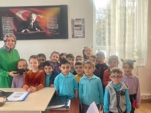 7 Yaşındaki Minik Buse, Harçlıklarını Depremzede Arkadaşlarına Bağışladı