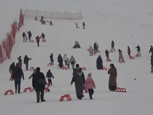 Depremden Etkilenen Çocuklar Kızaklarla Kayarak Eğlendi