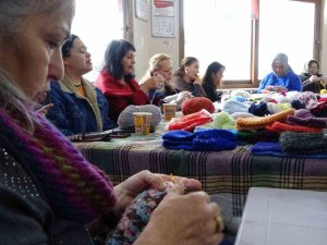 Kartallı Kadınlar Depremzede Çocuklar Üşümesin Diye Atkı Bere Örüyor