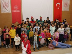 Depremzede Çocuklar Hacivat Ve Karagöz’le Güldü