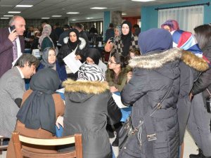 İ̇ş Arayan Deprem Mağdurları Firmalarla Buluştu