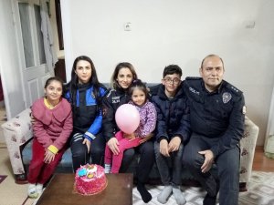 Polis Ekiplerinden Minik Depremzedeye Sürpriz Doğum Günü Kutlaması
