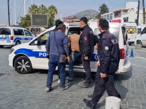 Kaçak Binaları Yıkılınca Belediye Binasına Baskın Yaptılar