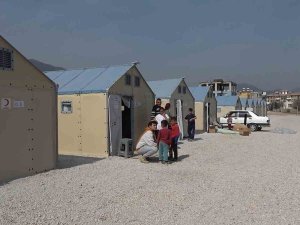 Depremzedeler İçin Gönderilen İ̇sveç Yapımı Çadırlar Evleri Aratmıyor