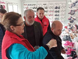 Bakan Yanık, Depremzede Esnaftan Yeğeni İçin Ayakkabı Satın Aldı