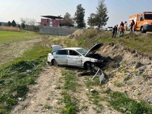 Otomobil Tarlaya Uçtu: 1 Yaralı