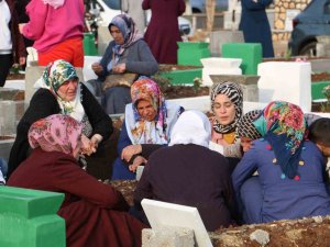 Depremde Hayatını Kaybedenlerin Yakınları Mezarlıktan Ayrılmıyor