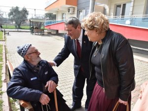 Manisa, Depremzedeleri Bağrına Bastı