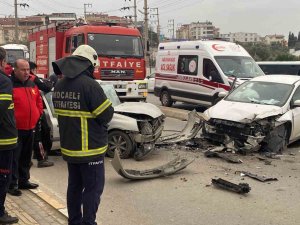 Refüjden Atlayıp Karşıdan Gelen Otomobille Çarpıştı: 2 Yaralı