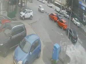 Kartal’da Rögar Kapağı Bomba Gibi Patladı, Yol Göle Döndü