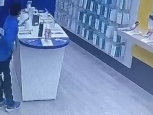 Kulaklığı Çalıp Cinsel Organına Sakladı, Kameralara Yakalandı