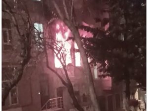 Beyoğlu’nda Korkutan Yangın: Mahsur Kalan 2 Kişiyi İtfaiye Ekipleri Kurtardı