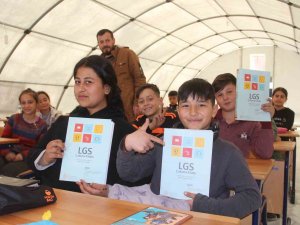 Depremzede Öğrenciler, Eğitime Çadır Okullarda Devam Ediyor