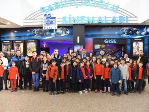 Polis Ekipleri Depremzede Çocuklara Sinema Filmi İzledi