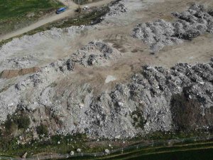 İ̇skenderun’da Enkazın Kaldırıldığı Döküm Sahasına Bir Kamyon Giriyor, Bir Diğeri Çıkıyor