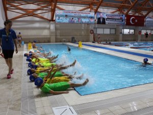 Depremzede Çocuklara Yüzme Eğitimi