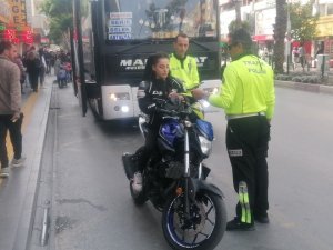 Kaskı Kafası Yerine Koluna Taktı, İlk Kez Ceza Yiyince Polislerle Fotoğraf Çektirmek İstedi