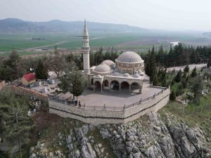 Hz Malik Bin Ejder Türbesi Dimdik Ayakta