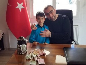 İ̇lkokul Öğrencisi Kumbarasındaki Parayı Depremzedeler İçin Bağışladı