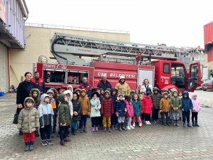 Minik Öğrencilerin İ̇tfaiye Gezisi Heyecanı