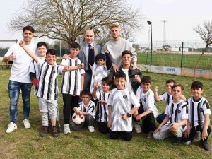 Manisa Fk Depremzede Çocuklara Moral Oldu