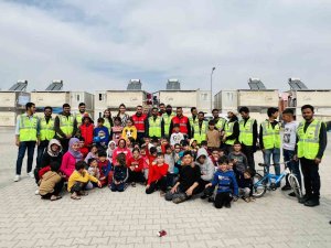 Türkiye’de Okuyan Bangladeşli Öğrenciler Depremzedeleri Yalnız Bırakmadı
