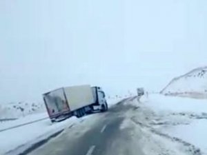Ardahan’ın Yüksek Kesimlerinde Kar Yağışı: Tırlar Yolda Mahsur Kaldı