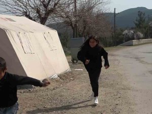 Minik Kızdan Yardım Gönüllülere Duygulandıran Mektup "Gökyüzündeki Duamın Yeryüzündeki Cevabısınız”