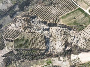 Hatay’daki 500 Metrelik Dev Yarık Uzaydan Gözüküyor