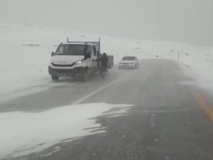 Palandöken Geçidinde Mahsur Kalan Araçlar Karayolları Ekiplerince Kurtarıldı