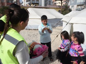 Minik Zeynep’in Gönderdiği Oyuncaklardan Çıkan Not, Duygulandırdı