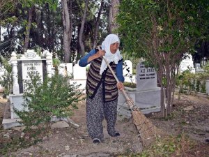Raziye Teyze 12 Senedir Her Sabah Mezarları Temizliyor