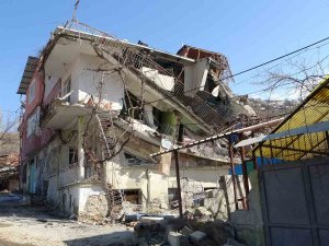 Depremde Evleri Yıkılan Vatandaşlar Yaşadıklarını Anlattı: "Evler Patır Patır Döküldü"
