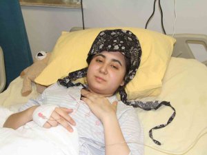 Enkaz Altında 8 Yaşındaki Oğlunu Emzirerek Susuzluğunu Giderdi